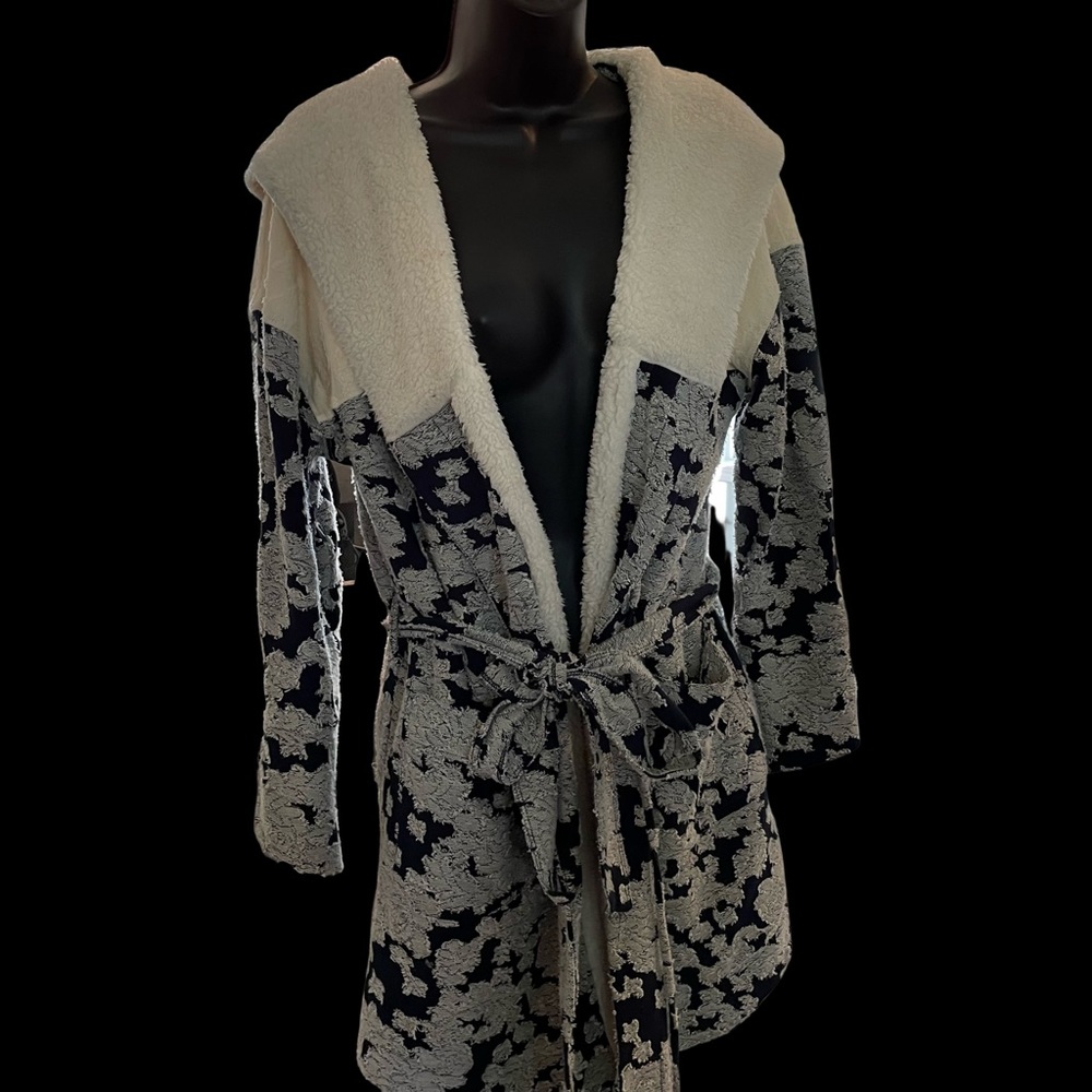 Size M/L Lilka brand sweater with hood